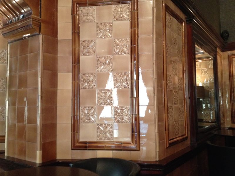 Botellas de buceo alineadas junto a un compresor en un espacio de trabajo